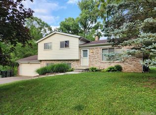 2495 Hickory Lawn Rd, Rochester Hills, MI 48307