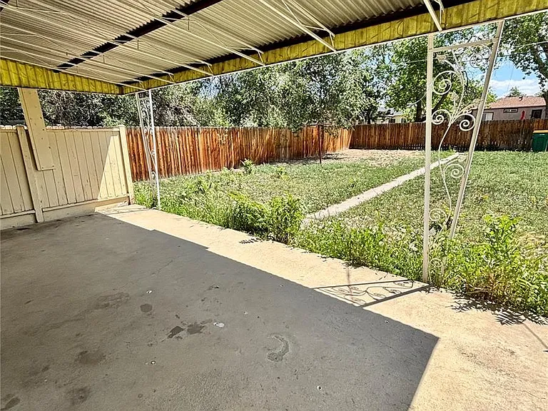 1934 Kenton St — Photo 13