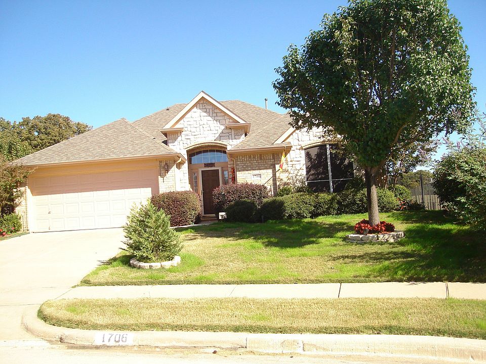 BEAUTIFUL FRONT YARD