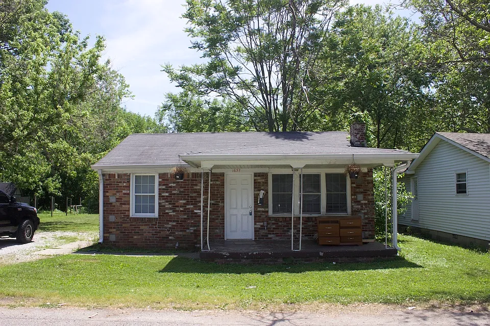 1637 E Southern Ave photo 1