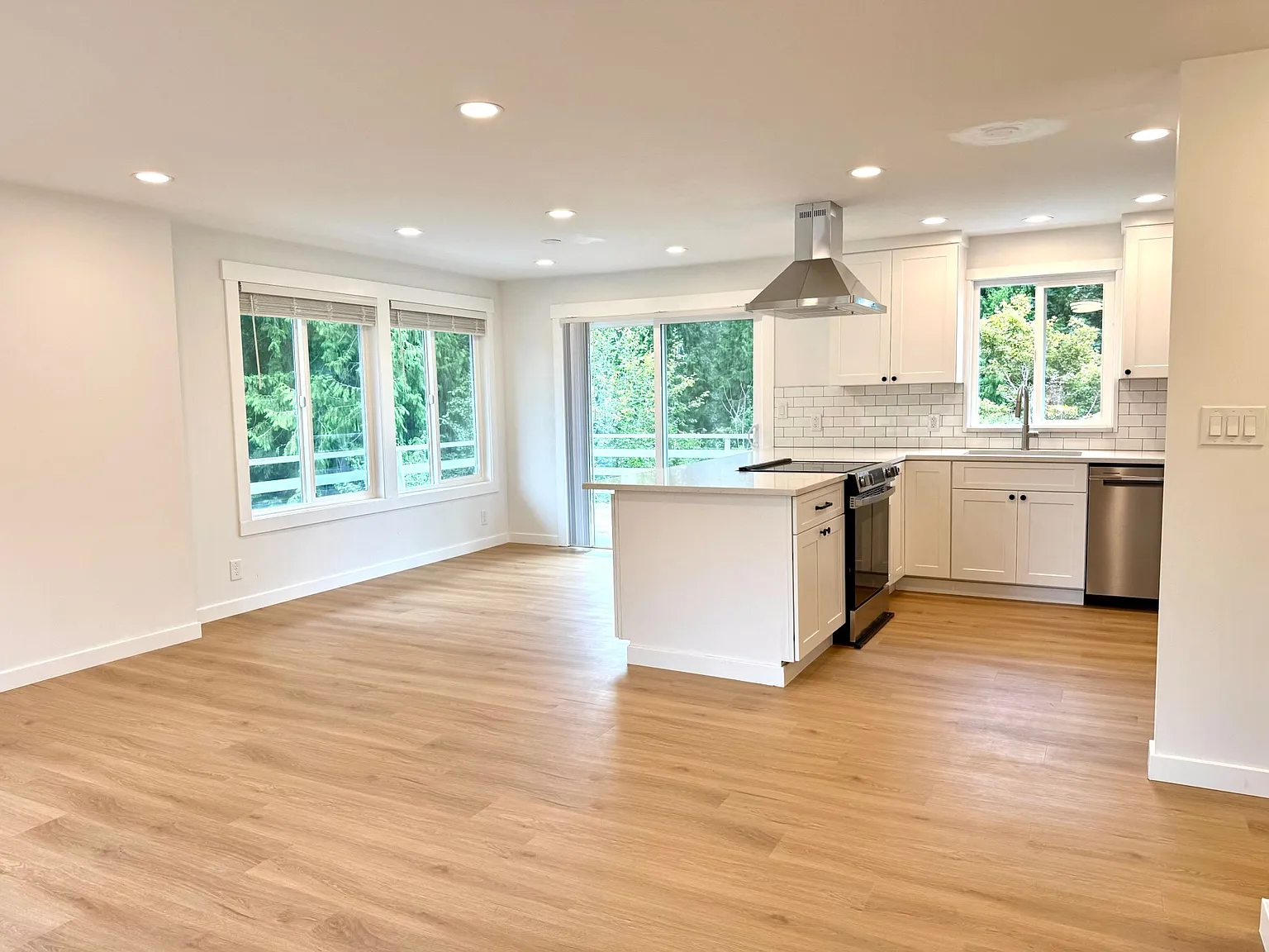 4 bed, 2.5 bath, 2060 sqft, $3,950 — Photo 2
