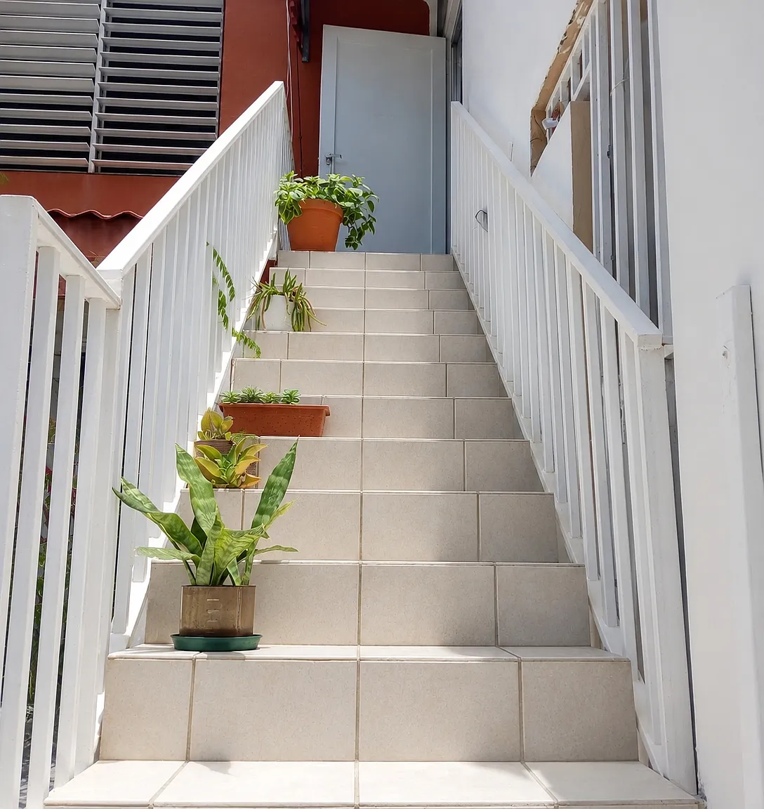 3 bed, 1.0 bath, 1100 sqft — Photo 2