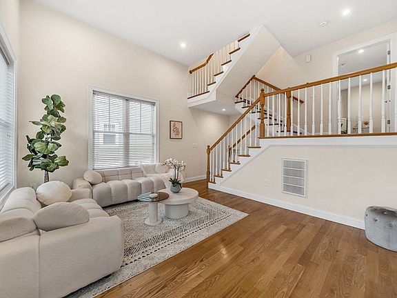 5th image of 109 Harvey St