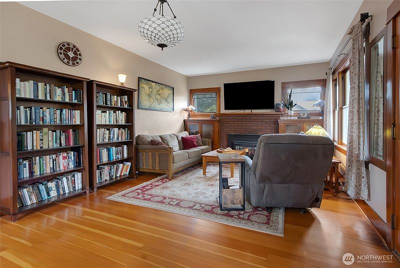 5th image of 508 5th Street NE