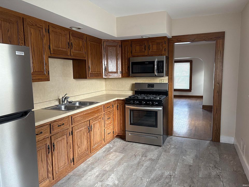 2nd image of 352 N Broadway