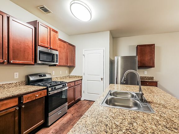 5th image of 700 Feldwood Ln