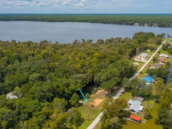 109 Hicks Ave, Crescent City, FL 32112