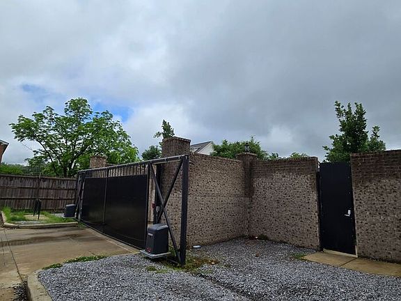 4th image of 613 Brister St #102