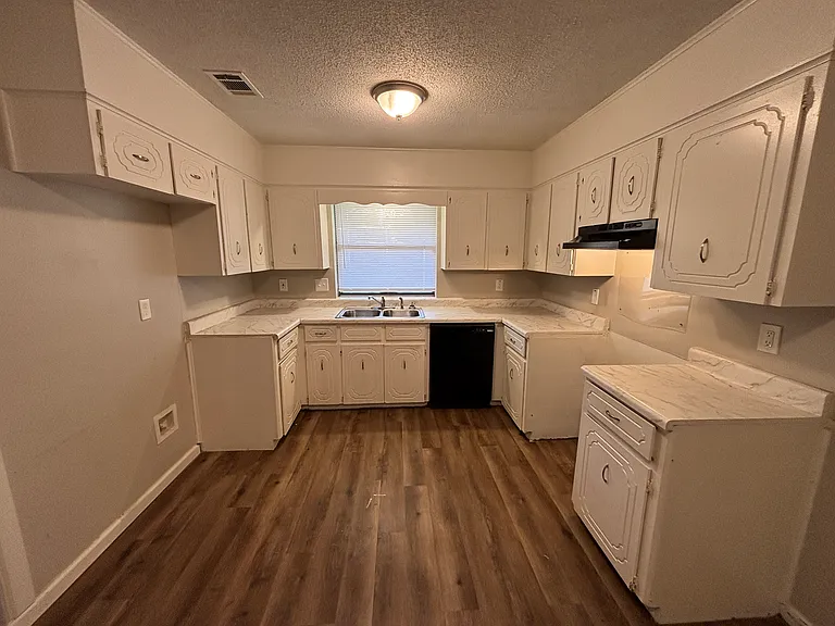1301 Liberty Dr — Photo 8