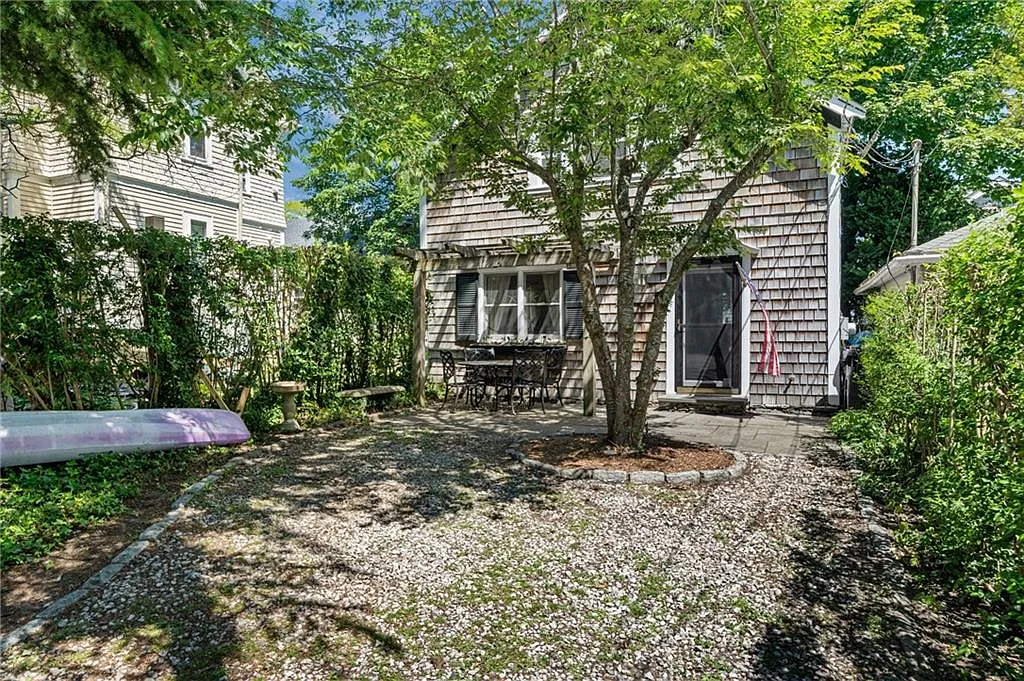 2 bed, 1.0 bath, 718 sqft, $2,400 — Photo 1