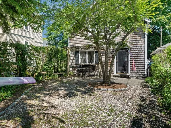 2 Lasalle Pl, Newport, RI 02840