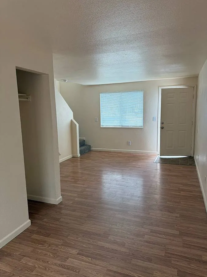 2 bed, 1.5 bath, 900 sqft, $1,299 — Photo 2