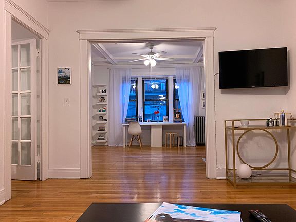 3rd image of 551 W Wellington Ave APT 1N