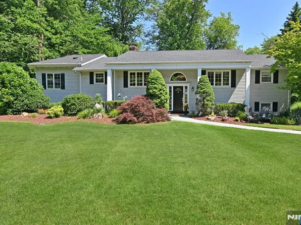 12 Heather Hill Ln, Woodcliff Lake, NJ 07677