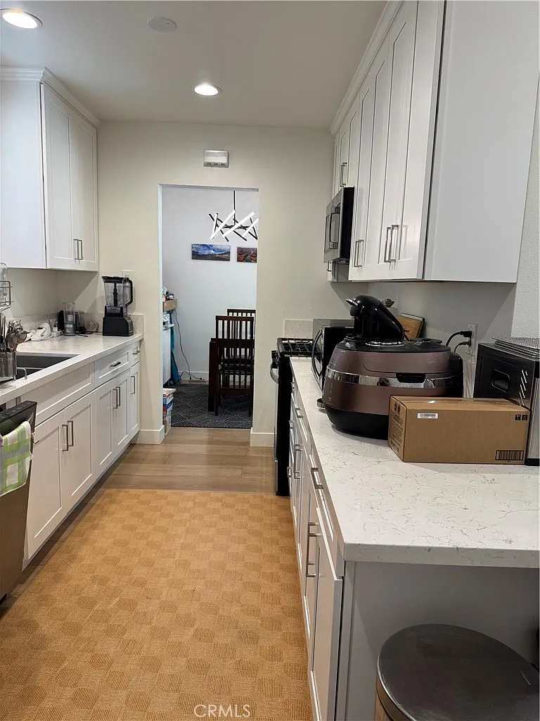 3 bed, 2.0 bath, 1206 sqft, $3,700 — Photo 4