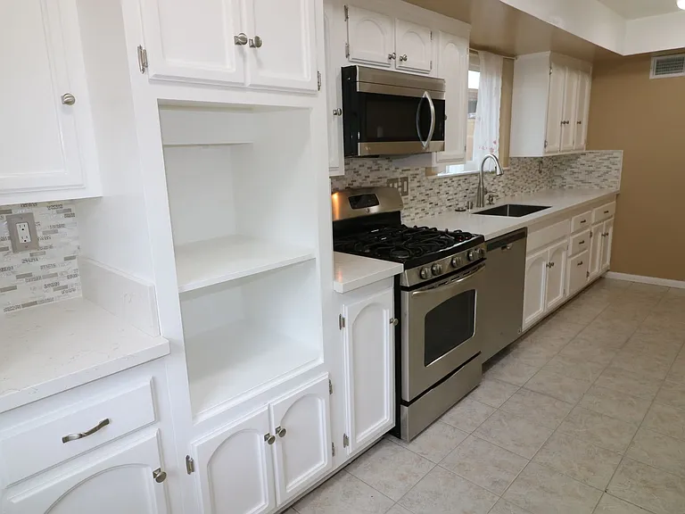 22325 Wyandotte St — Photo 11