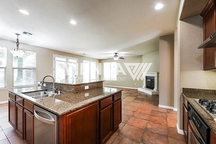 1014 Waterford Dr — Photo 9