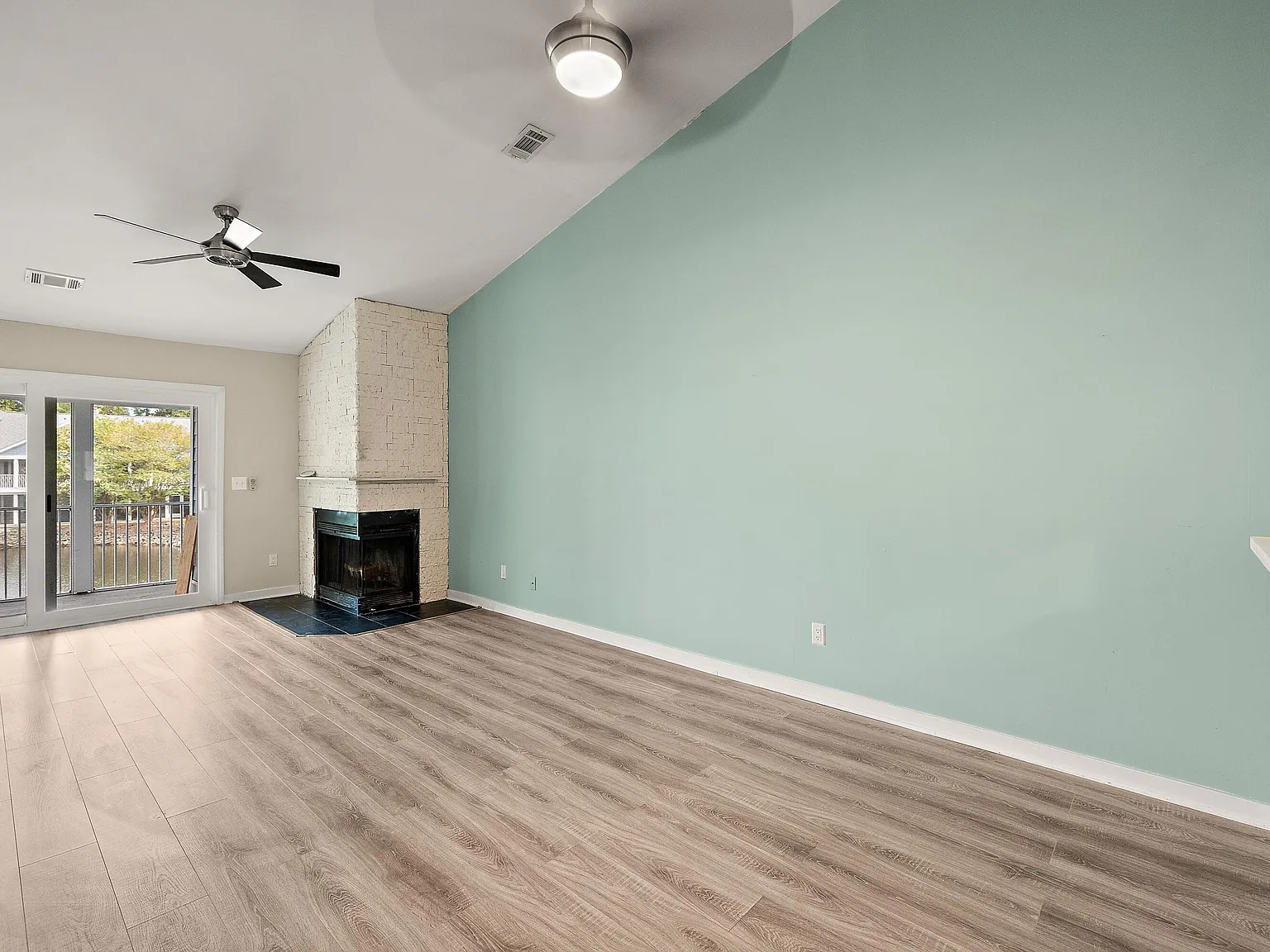 2 bed, 2.0 bath, 1052 sqft, $2,595 — Photo 2
