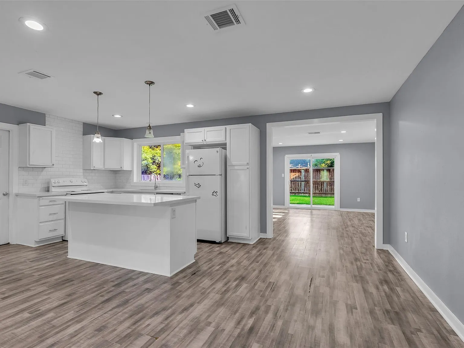 3 bed, 2.0 bath, 1446 sqft, $2,500 — Photo 3