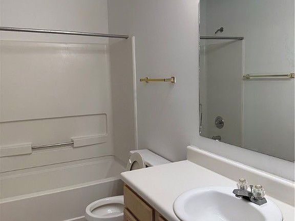 4th image of 2609 Burke Ln