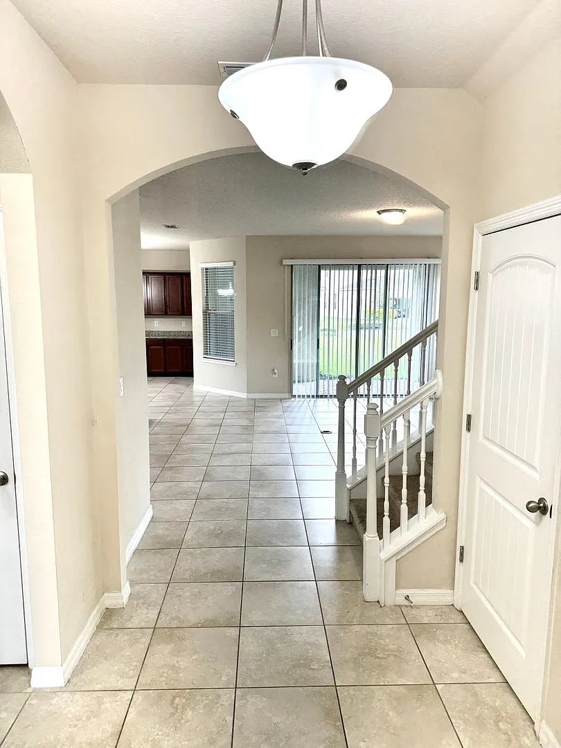 Large 4/3.5 Home located in Waterleigh! Downstairs Suite — Photo 3