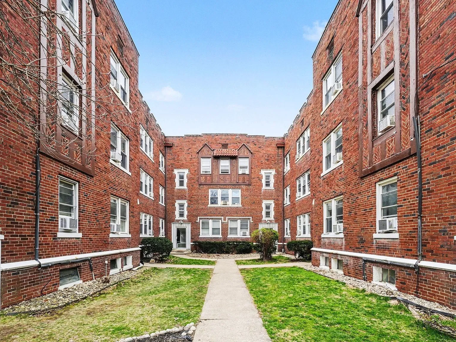 2 & 3 Bedroom Apts. - One Block from UC - Heat & Water Included - No Hidden Fees — Photo 1