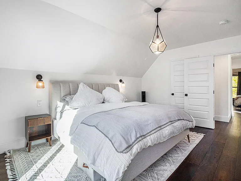 2335 N Lafayette St — Photo 28