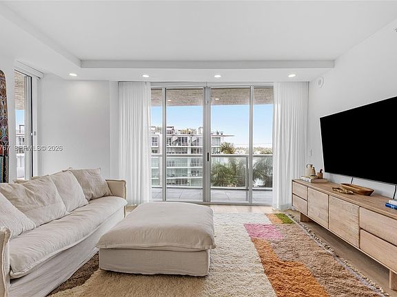5th image of 10 Venetian Way APT 501
