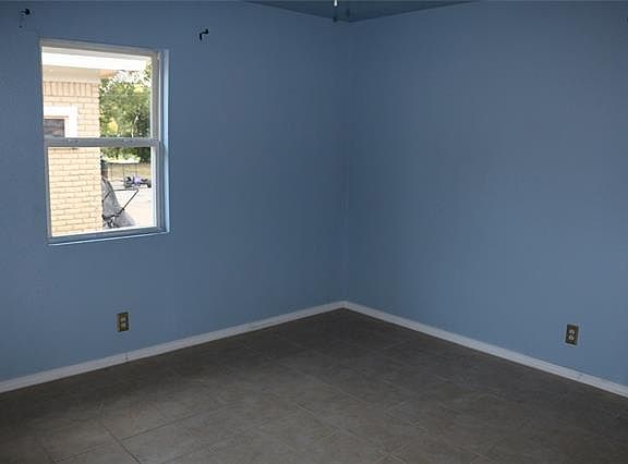 3rd image of 3621 Venice Dr