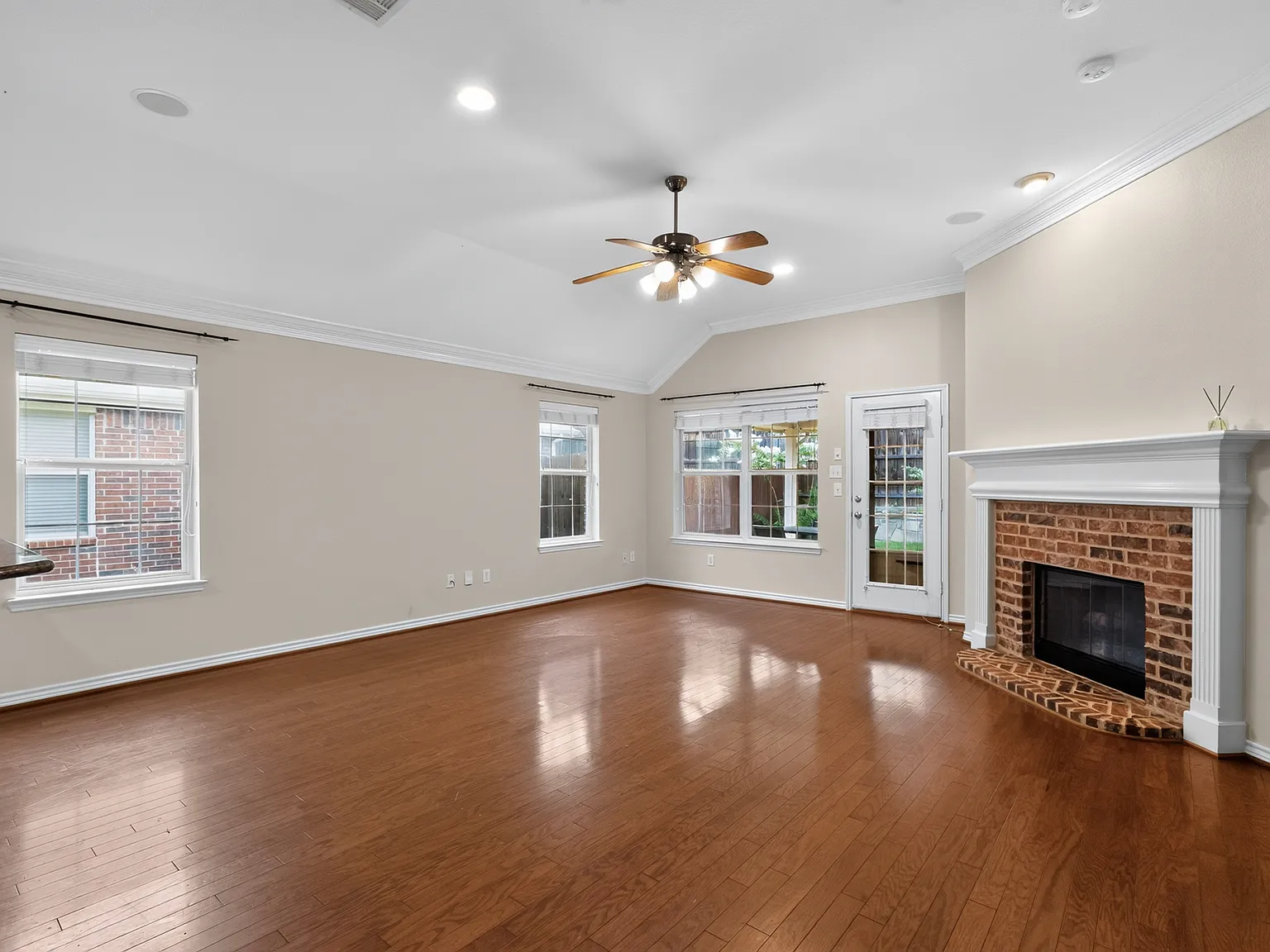 8562 Robertson Dr — Photo 4