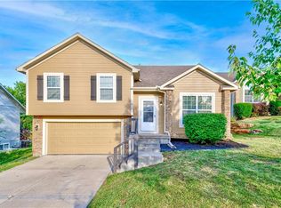 416 NW Fox Hollow Ln, Blue Springs, MO 64015