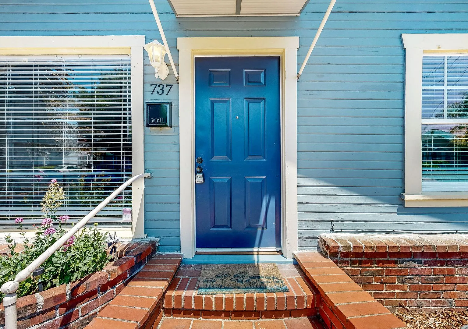 Charming 2 Bedroom 1 Bathroom Single Family Home with One Car Garage! — Photo 3