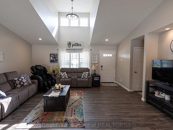 5th image of 4360 Thomas St
