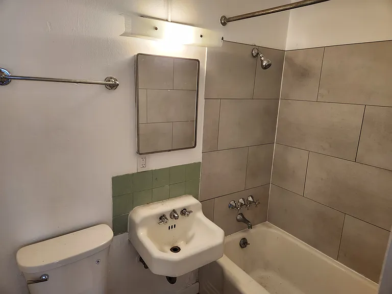 1414 E Howell St #9 — Photo 11