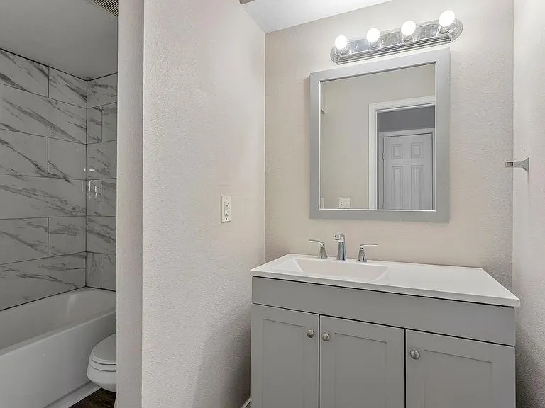 5811 NW 34th St — Photo 12