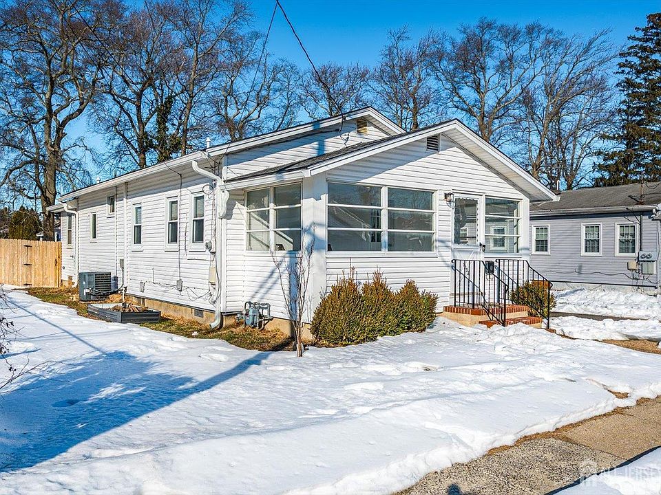 1st image of 1232 Pine Tree Way