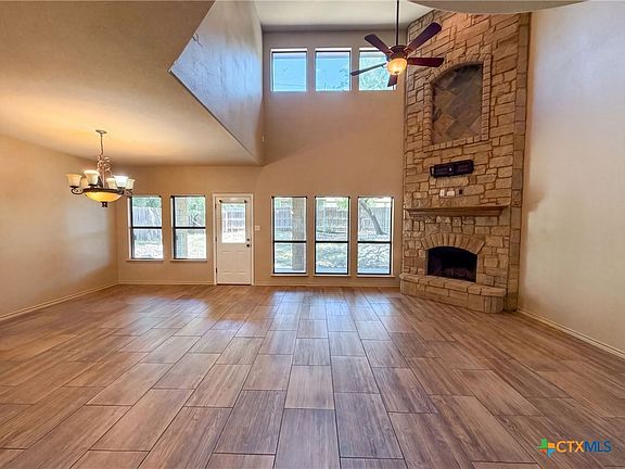3rd image of 1305 Rocky Ridge Trl