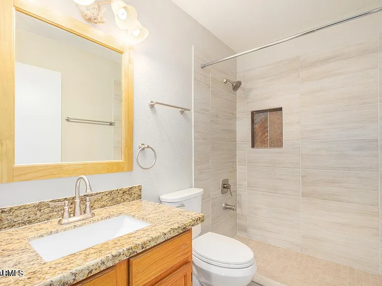 1924 E Sharon Dr — Photo 28
