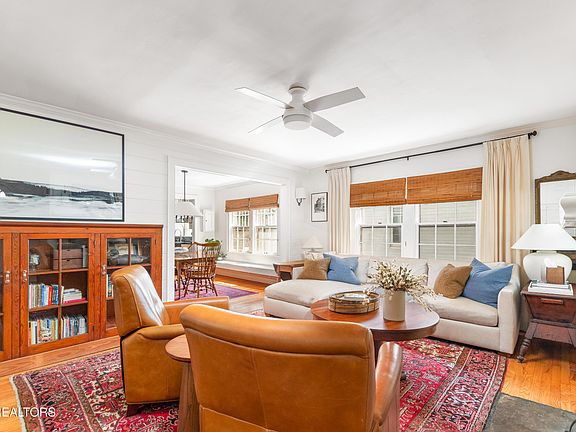 3rd image of 1021 NE Ashwood Pl