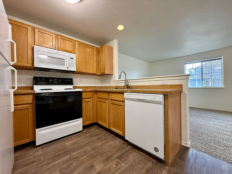 2561 NW Cedar Ave #3 — Photo 8