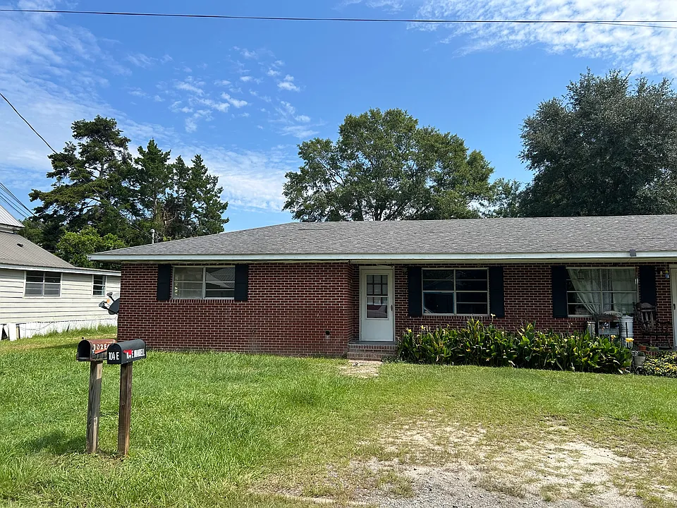 102 E Mendell Ave #102