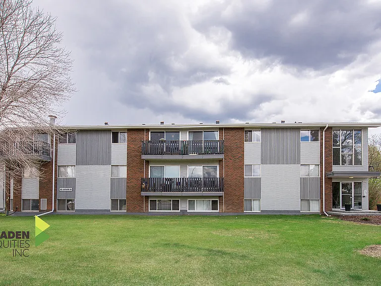 1602 Sherwood Dr — Photo 2