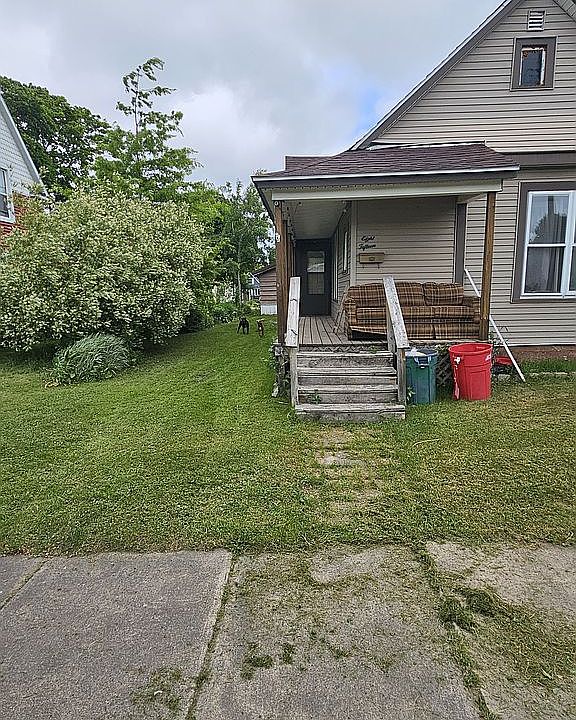 2nd image of 815 Young St