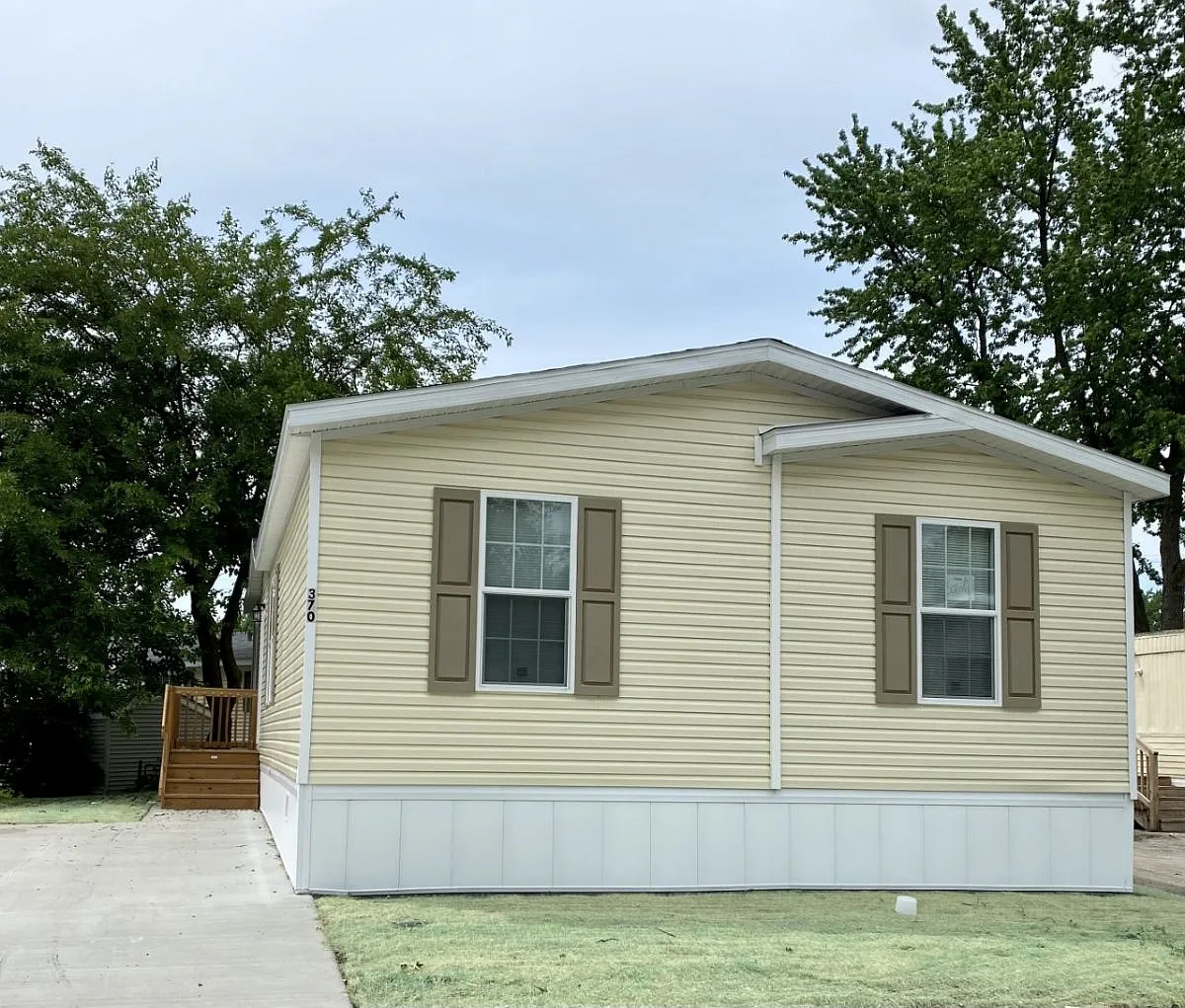 370 Oak Ln photo 1