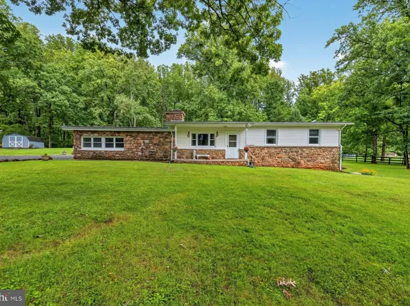 9383 Rogues Rd, Midland, VA 22728