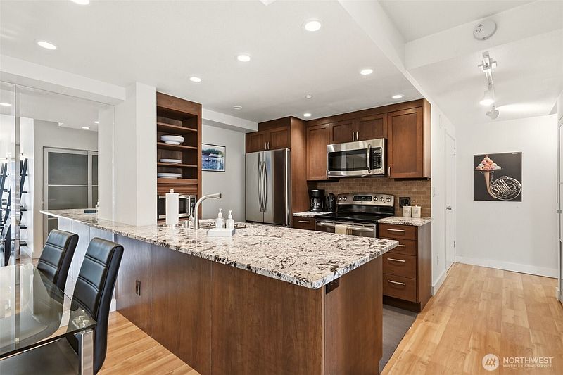 4th image of 1415 2nd Avenue #2106