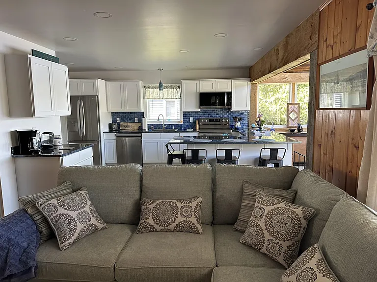 210 Shore Rd — Photo 13