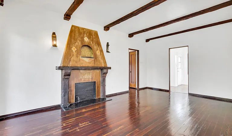 2270 N Beachwood Dr #21 — Photo 5