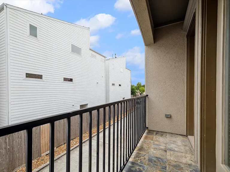 430 N Live Oak St — Photo 19
