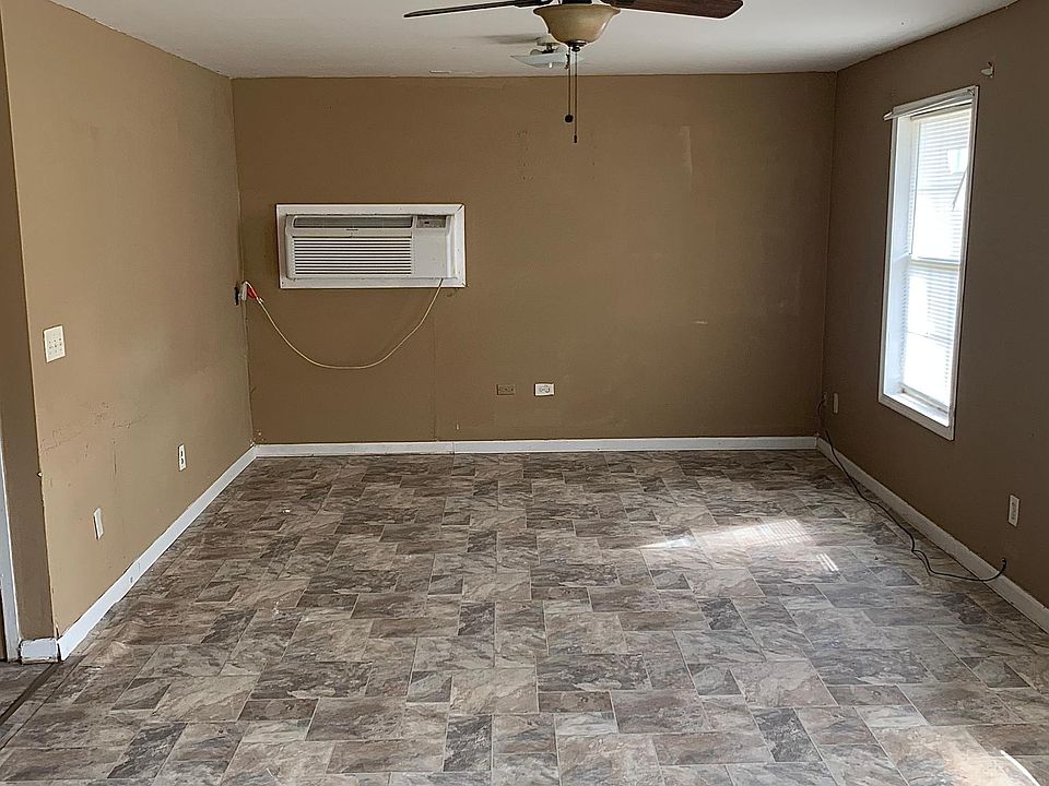 1st image of 301 Taylor Dr #1